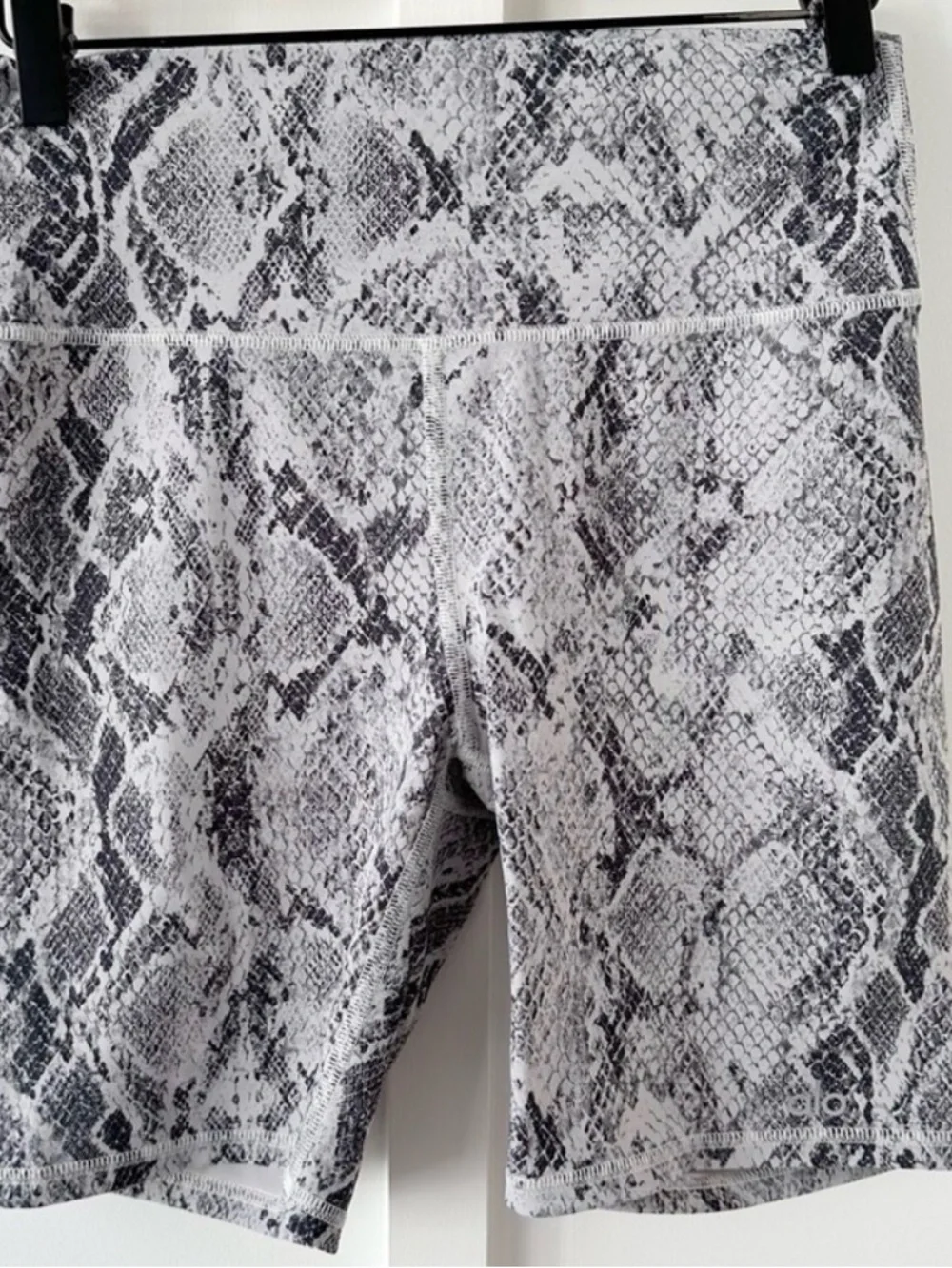 ALO Yoga Snake-Print athletic Shorts - Gray & Black 🆕 Size 2